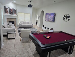 Una Smart TV, una chimenea, videojuegos