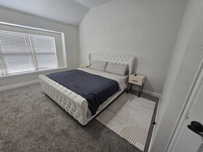 4 عدّة غرف نوم ومكواة/لوح كي وواي فاي وملاءات أسرّة