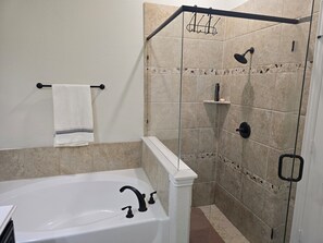 Douche, serviettes fournies, savon, shampooing