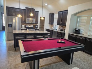 ثلاجة، ميكروويف، فرن، موقد طهي مسطح