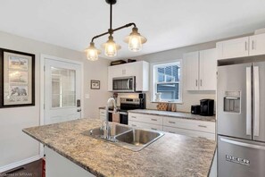 House, Courtyard View | Dapur berkongsi | Sebuah peti sejuk di kawasan bersama 