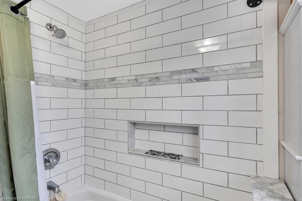 Bungalow clásico, vistas al patio | Baño | Cabezal de ducha tipo lluvia y toallas