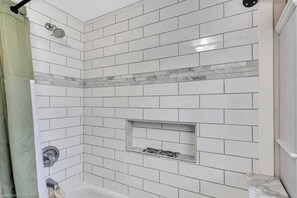 Bungalow clásico, vistas al patio | Baño | Cabezal de ducha tipo lluvia y toallas