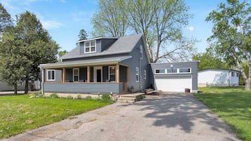 House, Courtyard View | Laptop workspace, soundproofing, free WiFi, bed sheets