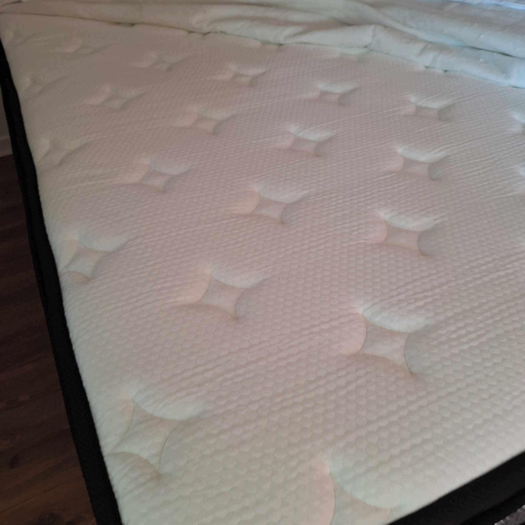 Een matras met een gestreept oppervlak.