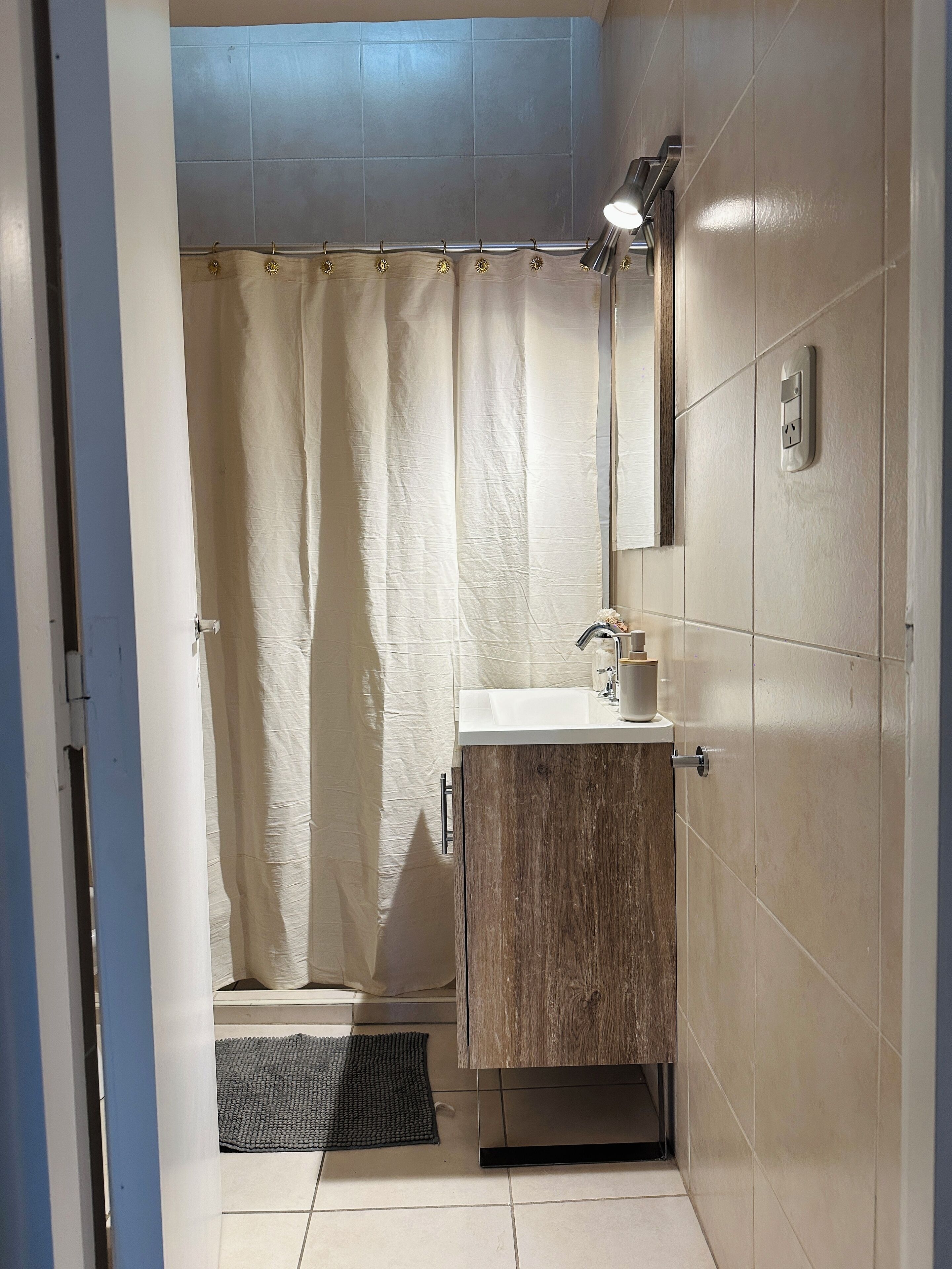 Ducha, secador de pelo, bidet, toallas