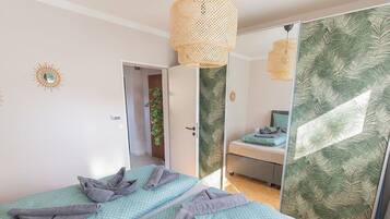 2 kamar tidur dan dilengkapi dengan perabotan berbeda-beda