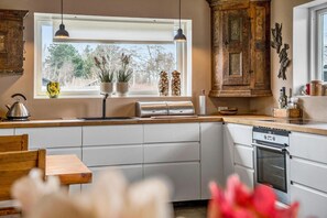 Réfrigérateur, un four, surface de cuisson, lave-vaisselle