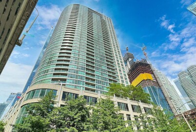 Cozy 1-bedroom condo with AC, WiFi in cool Toronto