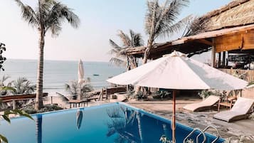 2 outdoor pools