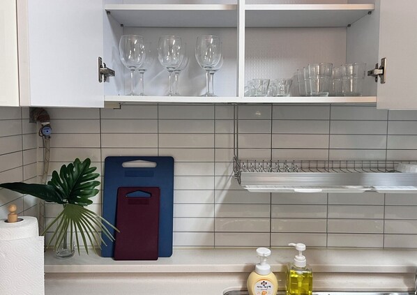 Microwave, cookware/dishes/utensils