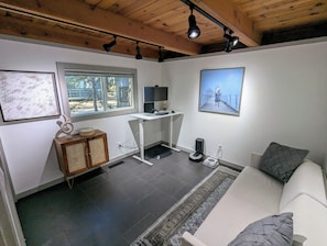 Una Smart TV, una chimenea, una pantalla de ordenador, una impresora