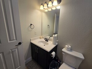 Shower, towels, soap, shampoo - Stylish Modern House in Mansfield (Mansfield)