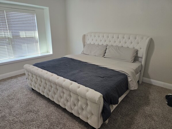 3 habitaciones, tabla de planchar con plancha, wifi y ropa de cama 