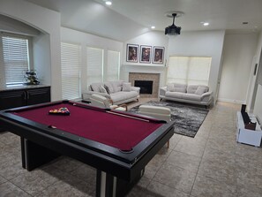 Smart TV, chimenea y videojuegos 