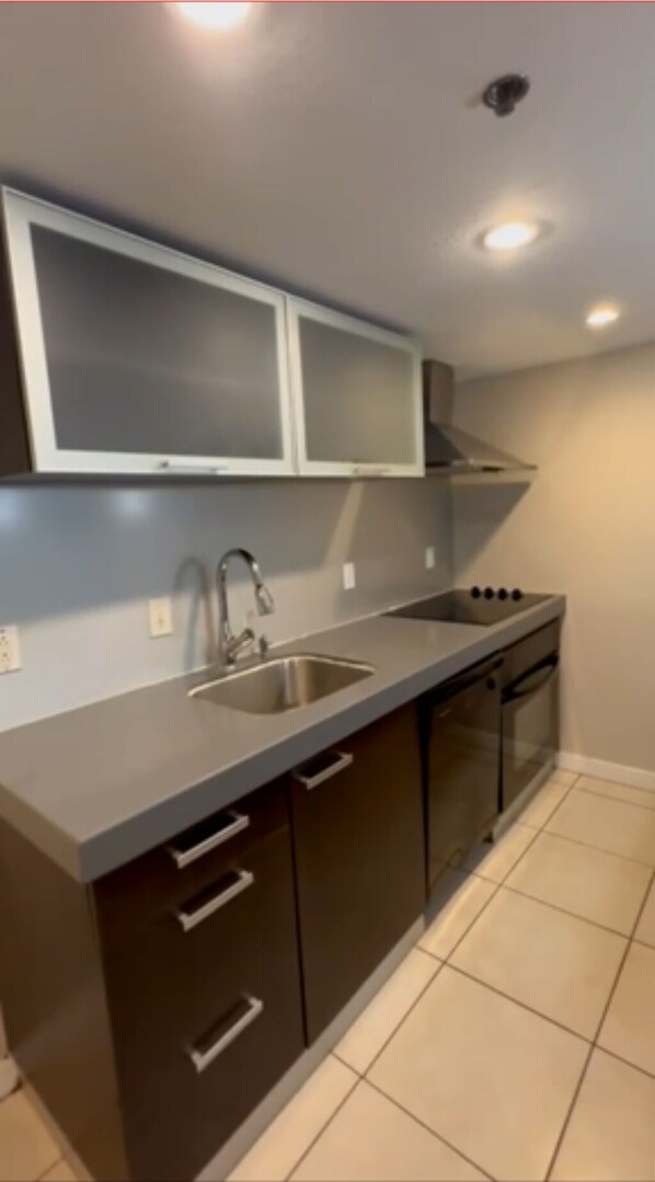 Private kitchen - 2-bedroom/ 2 bathroom condo in fabulous Clearwater with AC & fitness room. (Clearwater)