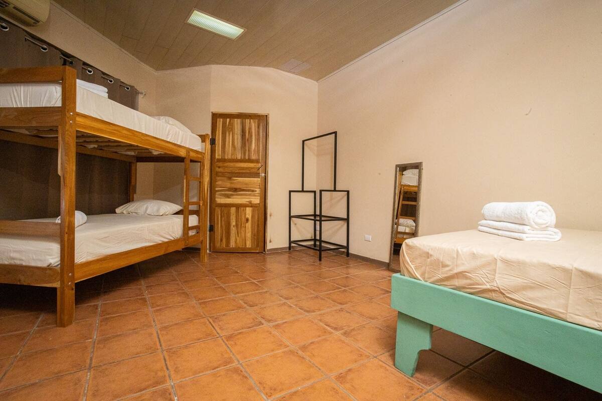 Habitació quàdruple familiar | Wifi gratuïta i roba de llit 