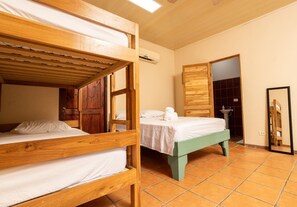 Chambre Quadruple Familiale | Wi-Fi gratuit, draps fournis