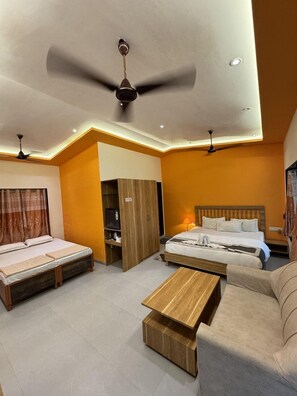 Superior vierpersoonskamer, uitzicht op tuin | Een bureau, een laptopwerkplek, gratis wifi