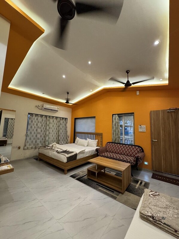 Superior vierpersoonskamer, uitzicht op tuin | Een bureau, een laptopwerkplek, gratis wifi