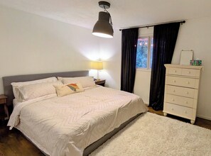 4 chambres, fer et planche à repasser, lit de bébé portatif