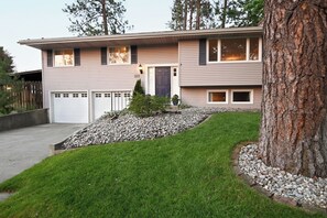 Exterior - Spacious 4-bedroom in Spokane with Outdoor Entertainment + 2 outdoor playsets (Spokane)