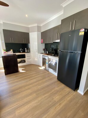 Een koelkast, een microgolfoven, een oven, een kookplaat