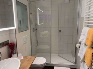 Hus | Bad | Badekar og hårføner