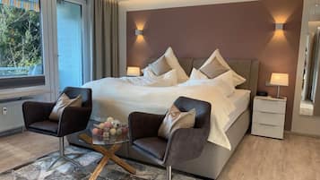 2 habitaciones, muebles diferentes y tabla de planchar con plancha