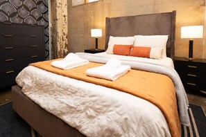 1 dormitorio, escritorio, tabla de planchar con plancha y wifi