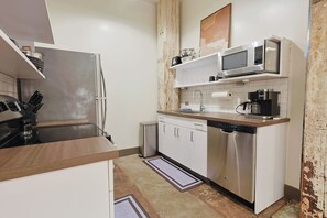 ثلاجة، ميكروويف، فرن، موقد طهي مسطح