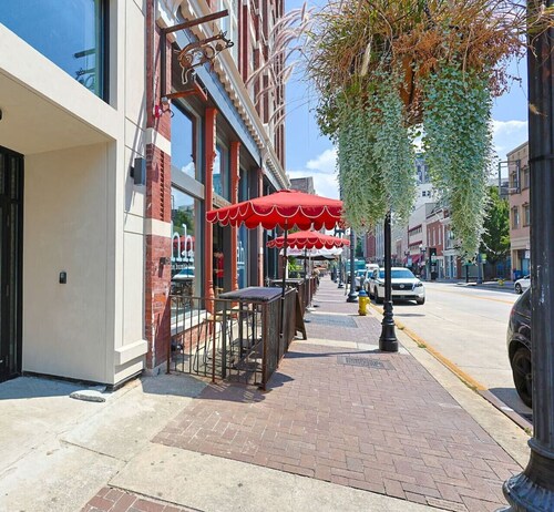 Gay St Luxury: Walk Everywhere!