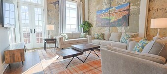 Gay St Luxury: Walk Everywhere!