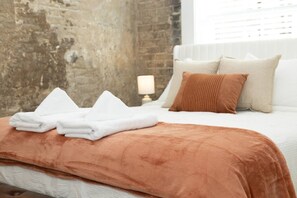 2 عدّة غرف نوم ومكواة/لوح كي وواي فاي وملاءات أسرّة