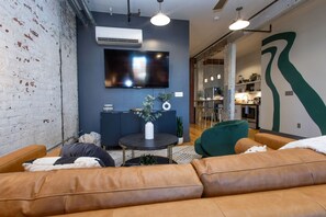 TV, video games - Exquisite White Lily in Old City (Knoxville)