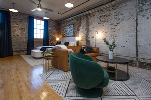 1 slaapkamer, een bureau, een strijkplank/strijkijzer, wifi