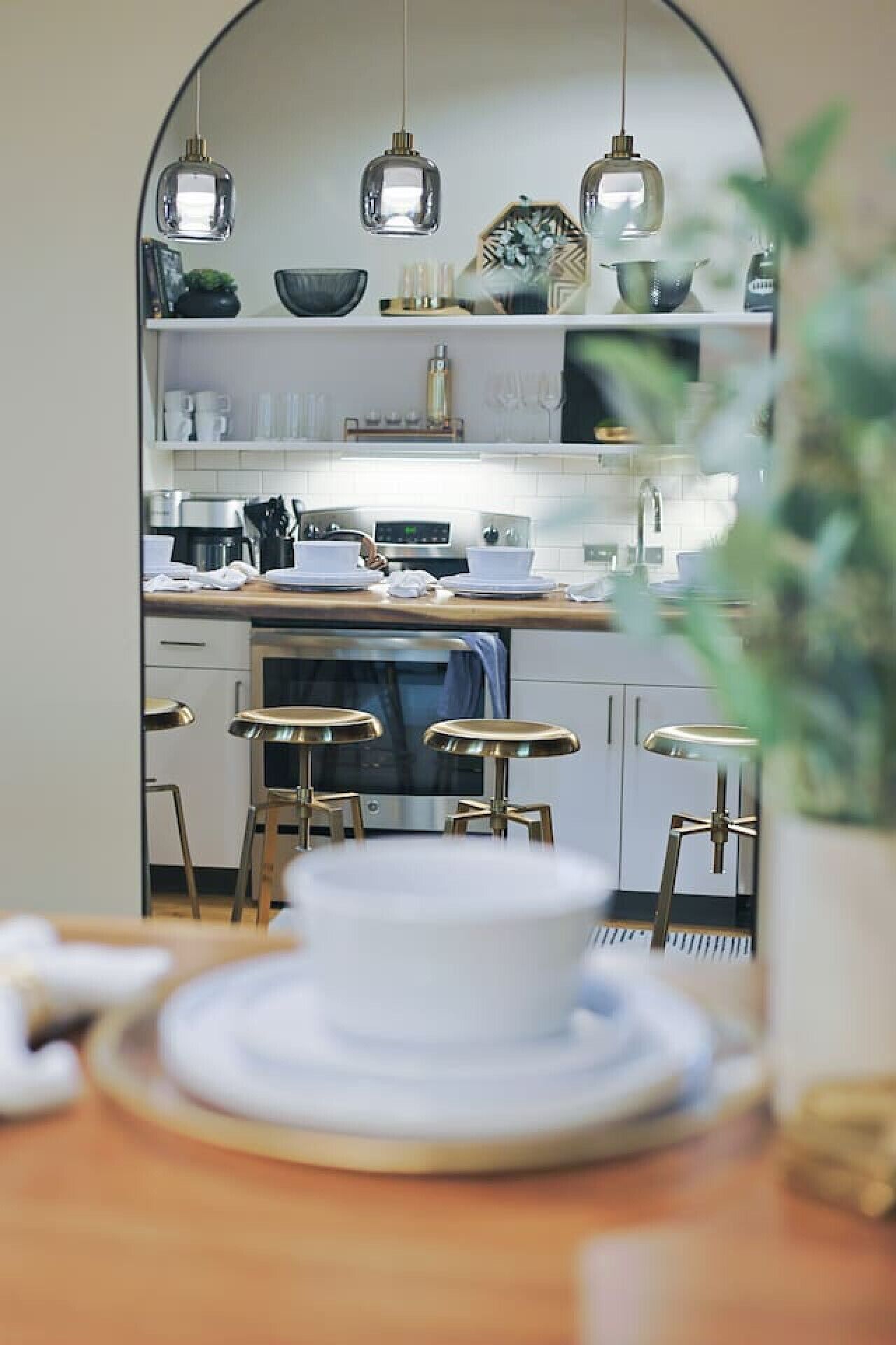 Cafetière-théière, réfrigérateur, four à micro-ondes, un four