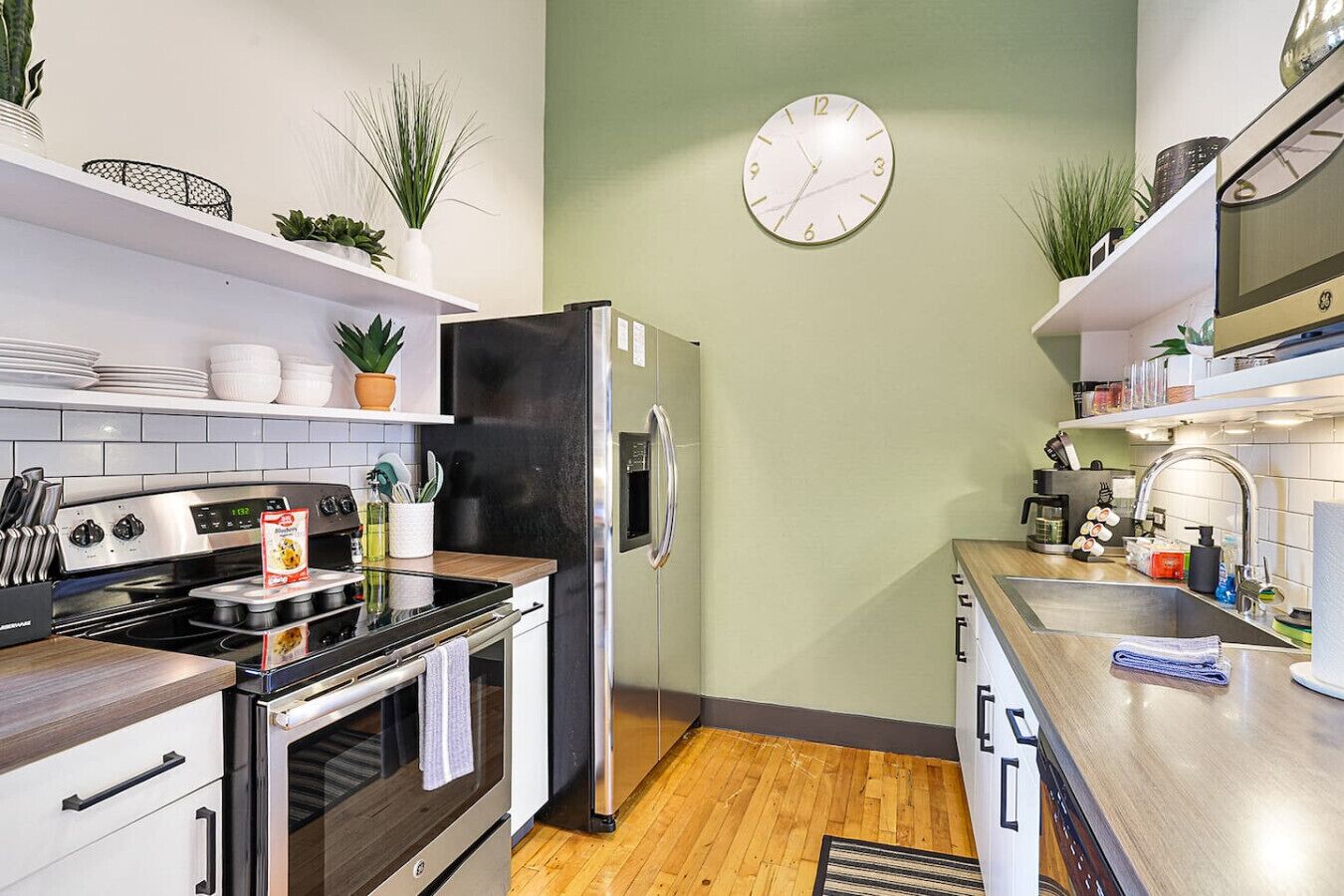 Réfrigérateur, micro-ondes, four, plaque de cuisson