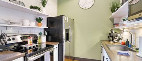 Refrigerador, microondas, horno y parrilla de estufa