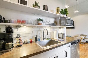 Réfrigérateur, four à micro-ondes, un four, surface de cuisson