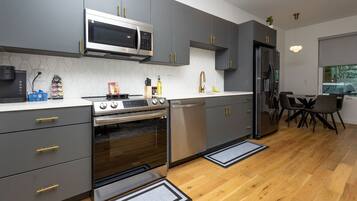 KĂŒhlschrank, Mikrowelle, Ofen, Herdplatte