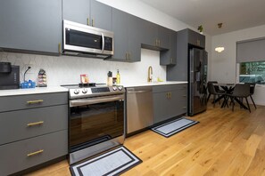 Refrigerador, microondas, horno y parrilla de estufa 