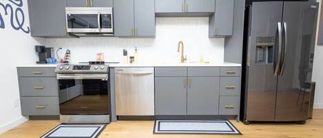 Refrigerador, microondas, horno, placa de cocina