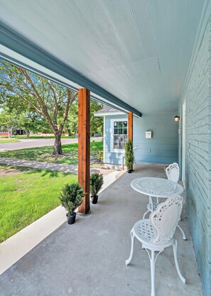 Outdoor dining - Sanger Suite, NEW Midterm ready, fully furnished- Waco/Baylor/Silos (Waco)