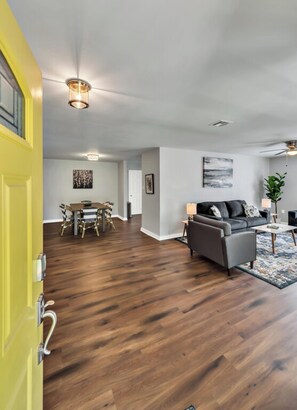 Interior - Sanger Suite, NEW Midterm ready, fully furnished- Waco/Baylor/Silos (Waco)