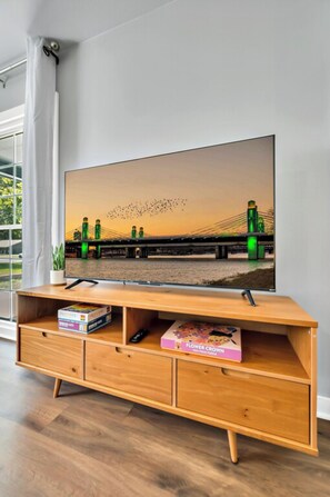 Interior - Sanger Suite, NEW Midterm ready, fully furnished- Waco/Baylor/Silos (Waco)