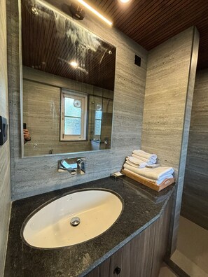 Apartamento luxo | Banheiro | Chuveiro, toalhas de banho, shampoo, papel higiênico