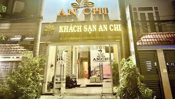 A hotel named "KHÁCH SÂN AN CHI" with a prominent sign and a well-lit entrance. - An Chi Hotel SG - by BAY LUXURY (Ho Chi Minh City)