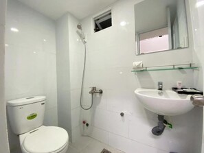 Shower, perlengkapan mandi gratis, pengering rambut, dan sandal