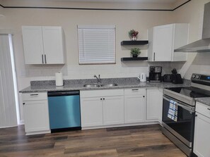 冷蔵庫、電子レンジ、オーブン、コンロ